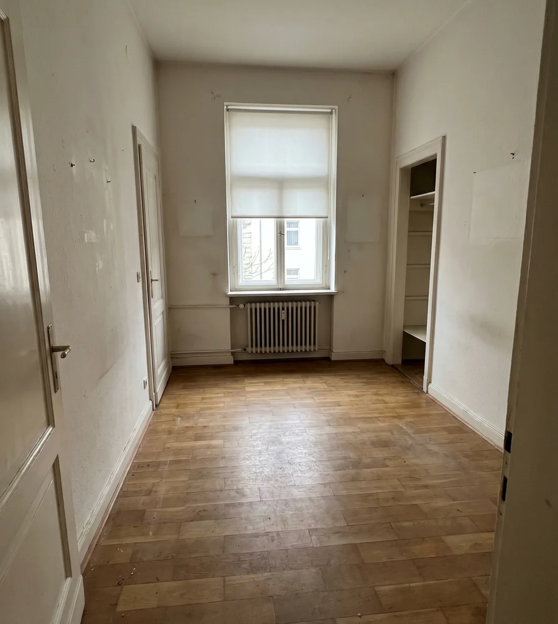 Beispieldarstellung: dasselbe Altbau-Schlafzimmer nach der Räumung – leergeräumt und besenrein übergeben.