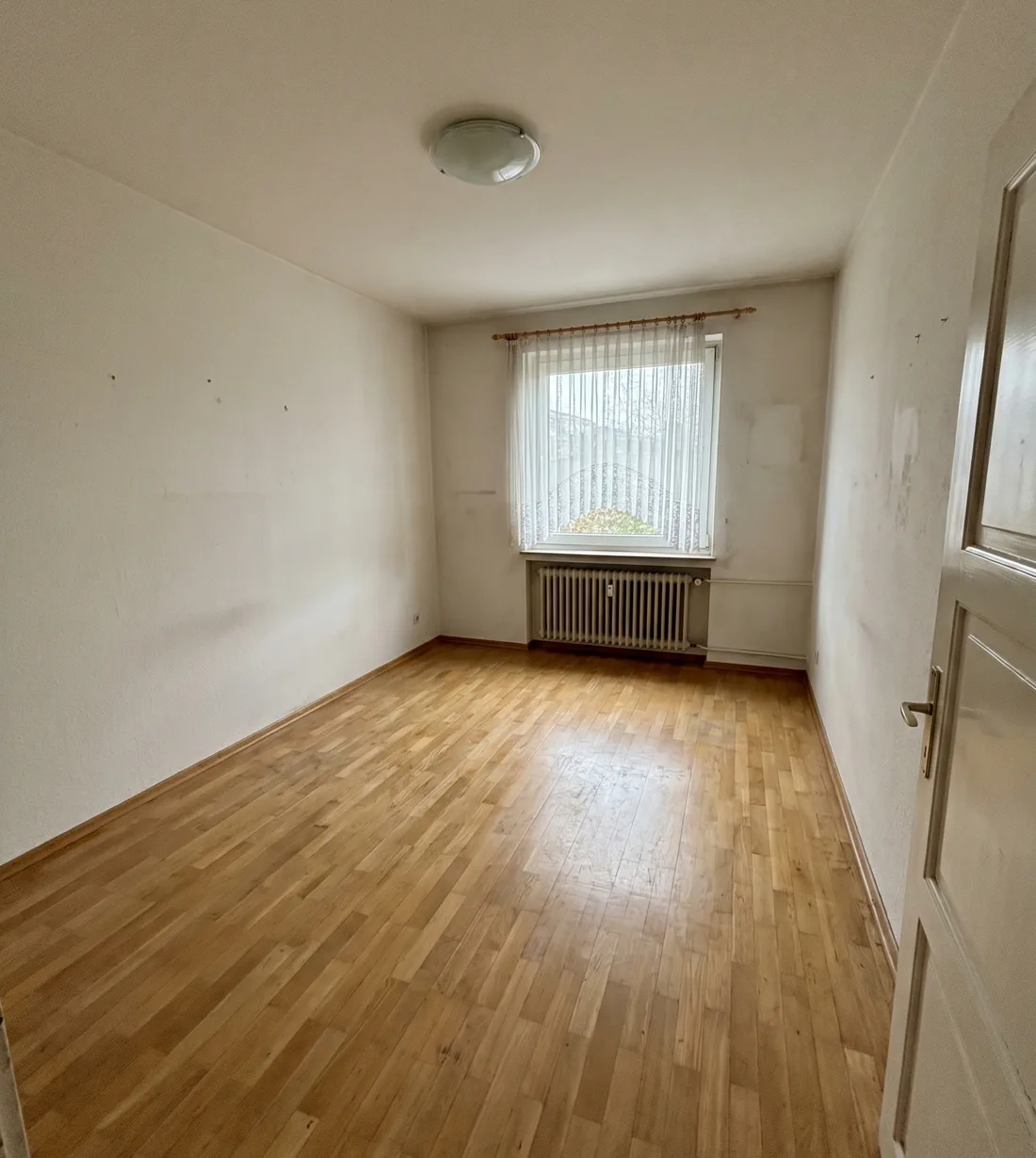 Beispieldarstellung: dasselbe Wohnzimmer nach der Haushaltsauflösung – leergeräumt und besenrein übergeben.
